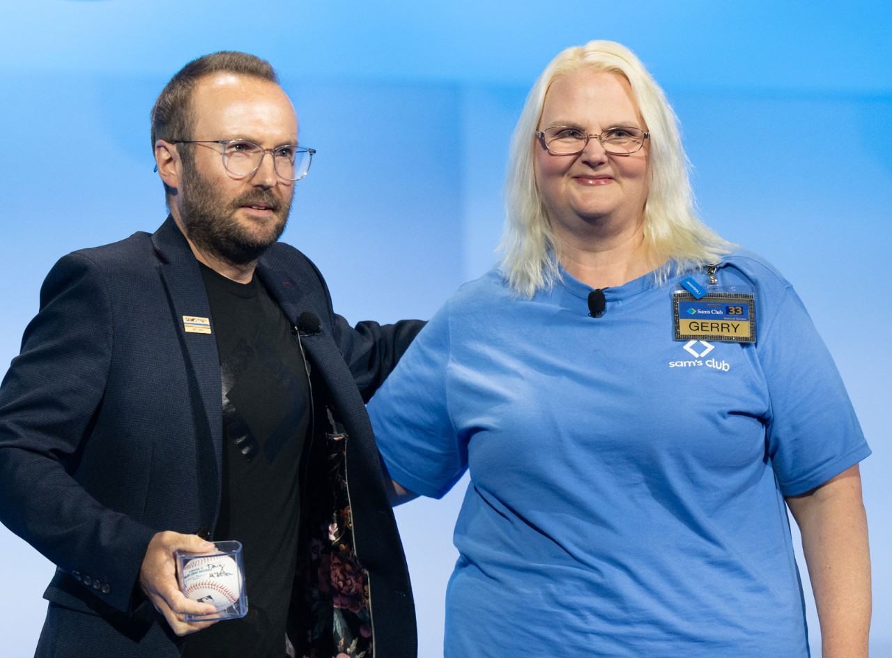 Tom presents associate Gerry with a baseball signed by Walmart CEO and President Doug McMillon.